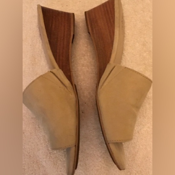 Tahari Tan Wedge Slip on Sandals size 8.5 - Picture 3 of 13